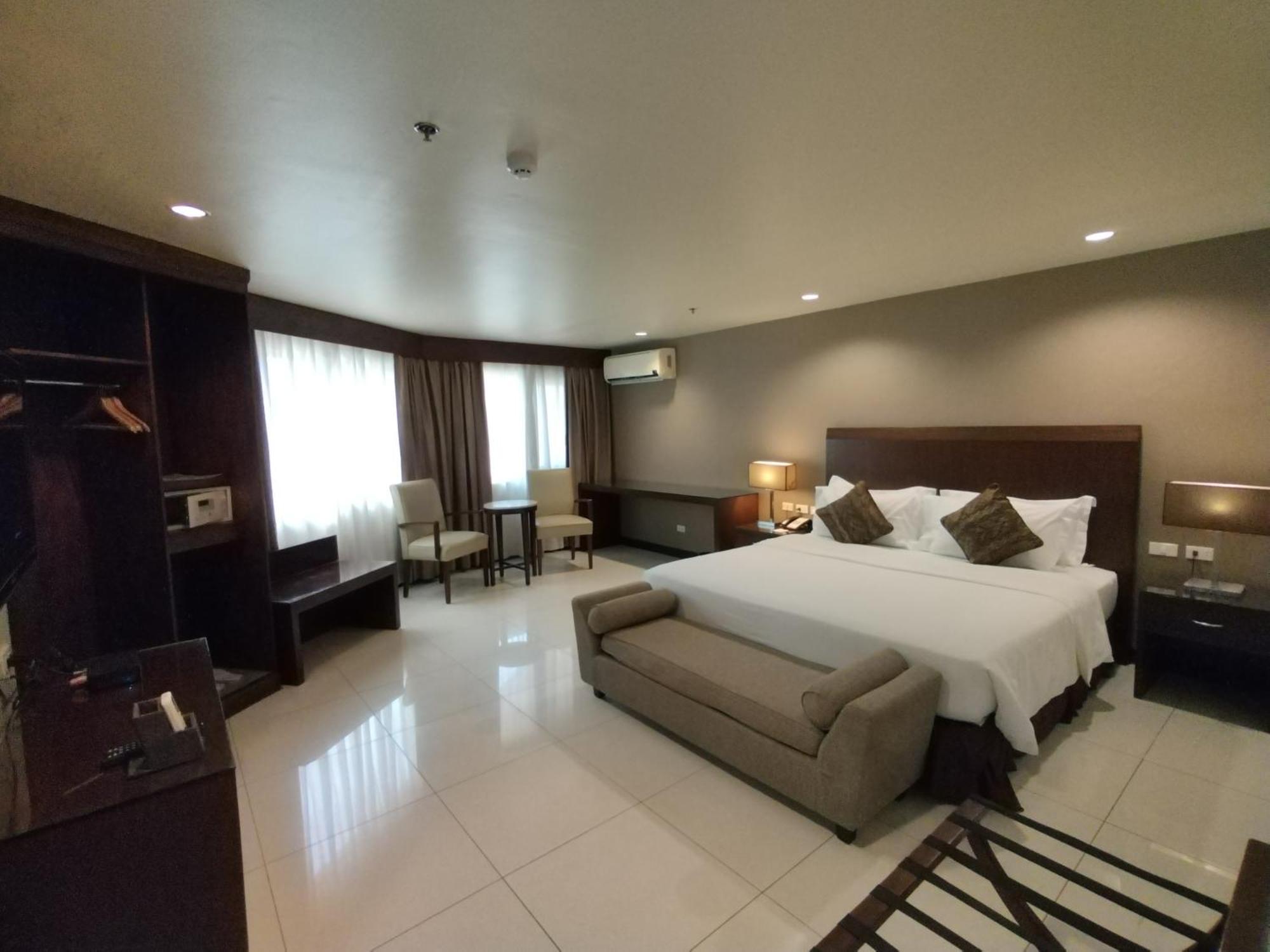 Mandarin Plaza Hotel Cebu Extérieur photo