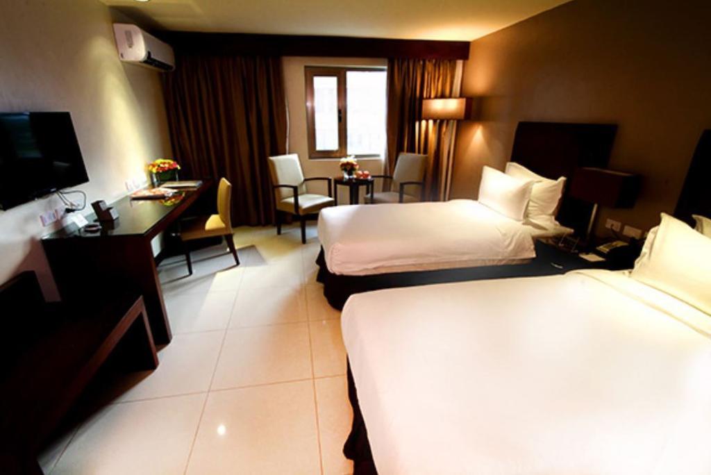 Mandarin Plaza Hotel Cebu Extérieur photo