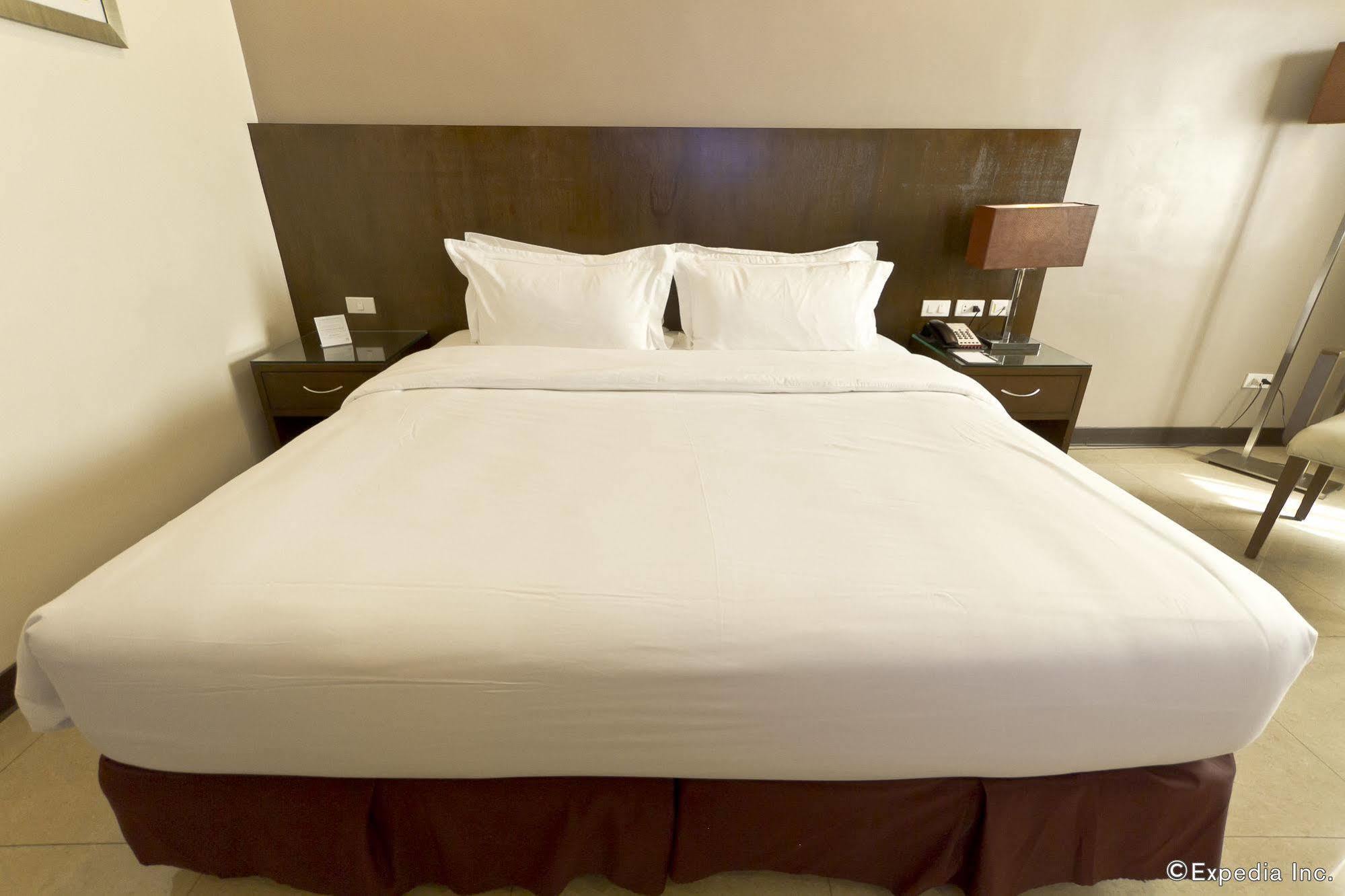 Mandarin Plaza Hotel Cebu Extérieur photo